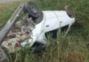 Mulher morre e três pessoas ficam feridas após carro sair da pista e colidir com poste