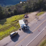 VÍDEO: Colisão entre caminhões mobiliza bombeiros no Oeste de SC; um dos veículos tombou