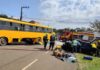VÍDEO: Grave acidente entre carro e ônibus deixa homem encarcerado em Chapecó