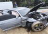 Família fica ferida após Camaro sair da pista e colidir contra defensa metálica em rodovia de Santa Catarina