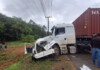 Colisão frontal entre carro e caminhão deixa uma mulher morta em Santa Catarina
