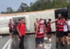 VÍDEO: Ônibus com torcedores do Flamengo tomba e deixa 16 feridos