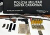 Homem é detido por porte ilegal após Polícia Militar apreender arsenal em residência no Oeste de SC