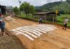 Prefeitura pinta faixa em estrada de chão e moradores questionam durabilidade