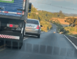 VÍDEO: Imprudência na BR-282; caminhão e carro em disputa perigosa por espaço