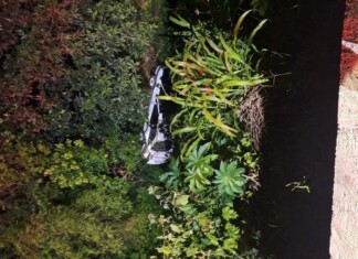 Motorista capota carro sobre trilhos após dirigir embriagado