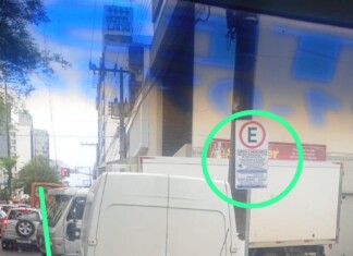 VÍDEO: Entregadores de Chapecó sofrem com carros de passeio ocupando vagas de carga e descarga