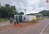 Caminhão tomba na SC-135 e deixa motorista ferido em SC