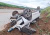 Carro capota após sair da pista e atingir barranco no Oeste Catarinense