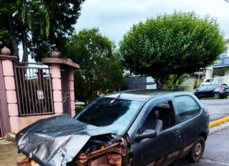 Colisão entre dois carros deixa mulher ferida em Chapecó