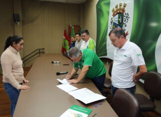 Chapecó formaliza contratos e garante segurança jurídica a 30 famílias