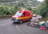 Motociclista fica ferida após queda em rua molhada em Santa Catarina