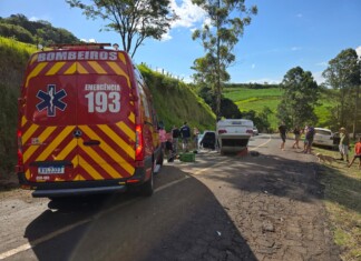 Veiculo capota em interior de município do Oeste
