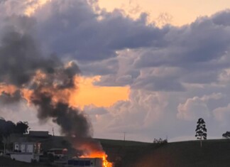 VÍDEO URGENTE: Incêndio atinge edificação em Chapecó