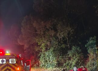 Condutor fica preso às ferragens após colisão entre dois carros na BR-282