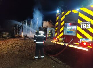 Aviário pega fogo durante a madrugada no Oeste Catarinense