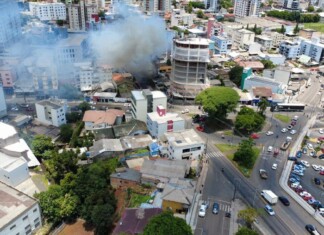 VÍDEO: Incêndio destrói residência no centro de município do Oeste