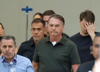 Médicos dizem que Bolsonaro ainda corre risco de vida após pneumonia