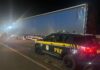 PRF prende motorista de carreta embriagado após colisão em rodovia