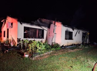 Bombeiros combatem incêndio em residência no Oeste