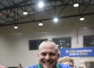 Chape Futsal renova contrato com o técnico Leonardo Schroeder