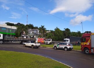 Engavetamento entre três caminhões deixa ferido na BR-282