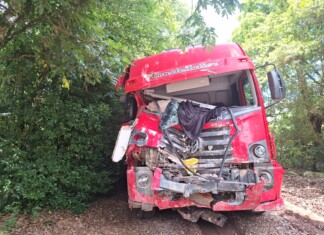 Falha mecânica faz caminhão invadir cemitério após saída de pista no Oeste de SC