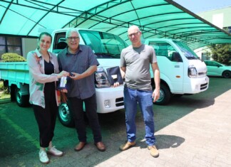 Prefeitura de Chapecó recebe dois novos caminhões para fortalecer programas ambientais e de limpeza