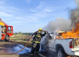 Dois veículos pegam fogo em Chapecó com intervalo de apenas 15 minutos