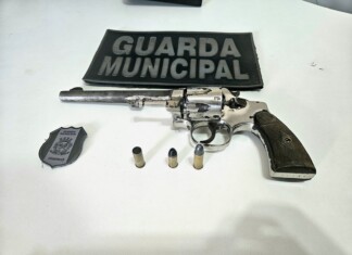 Homem é detido por porte ilegal de arma após tentar fugir de abordagem em Chapecó