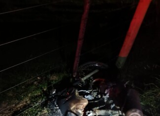 Duas pessoas morrem em acidente entre motocicleta e caminhão de manutenção