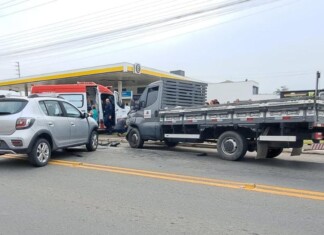 Condutor de 50 anos morre em colisão frontal entre carro e caminhão