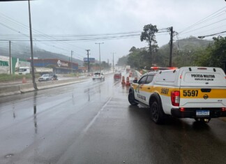 Chuva ultrapassa o esperado para o mês e provoca alagamentos e enxurradas em Santa Catarina