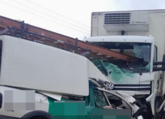 FATALIDADE: Caminhoneiro morre após ser atingido por escada em colisão frontal em SC