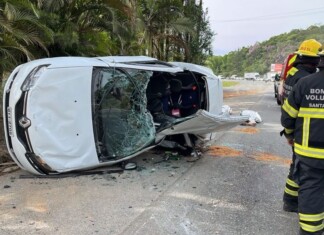 Dois homens morrem e jovem fica gravemente ferida em colisão transversal em SC