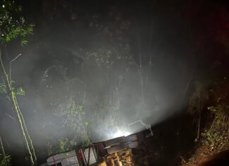 Pane mecânica provoca saída de pista e capotamento de caminhão no Oeste Catarinense