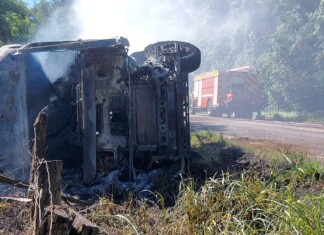 VÍDEO: Bombeiros divulgam novos detalhes sobre caminhão frigorífico que tombou e pegou fogo no Oeste de SC