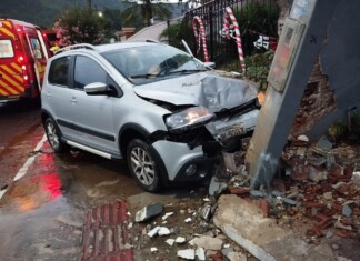 Saída de pista seguida de colisão contra poste é registrada em município do Oeste de SC