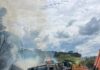 Incêndio destrói carga de MDF após colisão entre caminhões em rodovia Catarinense