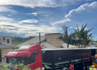 Veículo capota após sair da pista no Oeste de SC