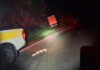 Caminhão de Chapecó sai da pista e colide contra vegetação em rodovia no Oeste de SC