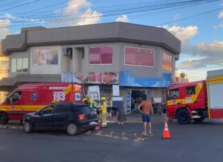 Colisão entre dois carros é registrada em cruzamento de cidade do Oeste Catarinense