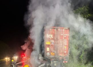 Incêndio atinge carreta carregada com baterias na BR-282 em SC