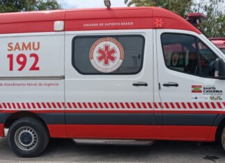 Agressão a equipe do Samu provoca perda total de ambulância durante atendimento em Santa Catarina