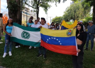 VÍDEO: Imigrantes venezuelanos em Chapecó comemoram queda de Maduro