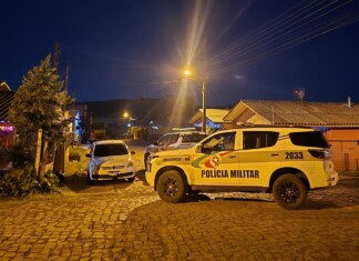 PM prende dupla e recupera veículo furtado no PR