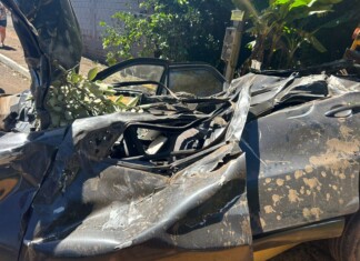 VÍDEO: Colheitadeira destrói carro após acidente no Oeste