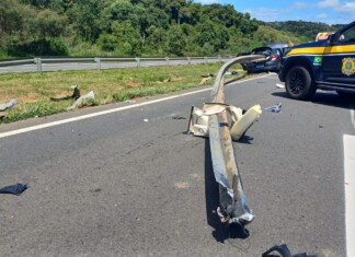 Criança de cinco anos morre após BMW que voltava de SC ser atravessada por guard rail em rodovia