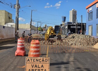 Rua é bloqueada em Chapecó para obras de macrodrenagem