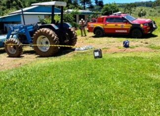 Criança de 4 anos morre após cair e ser atropelada por trator em sítio de Santa Catarina